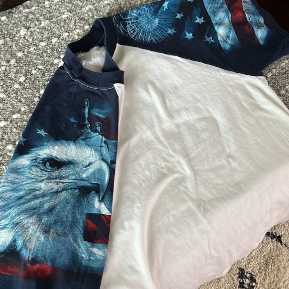 🇺🇸 Patriotic Tee with American Flag and Bald Eagle - Picture 10 of 11